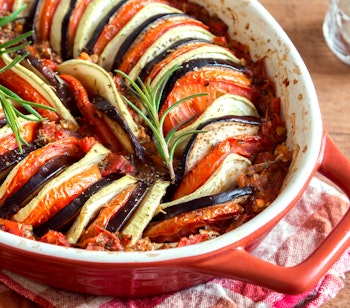 Traditionel provencalsk ratatouille med aubergine, squash og tomater bagt i ovn med frisk rosmarin - en smagfuld fransk specialitet fra Provence