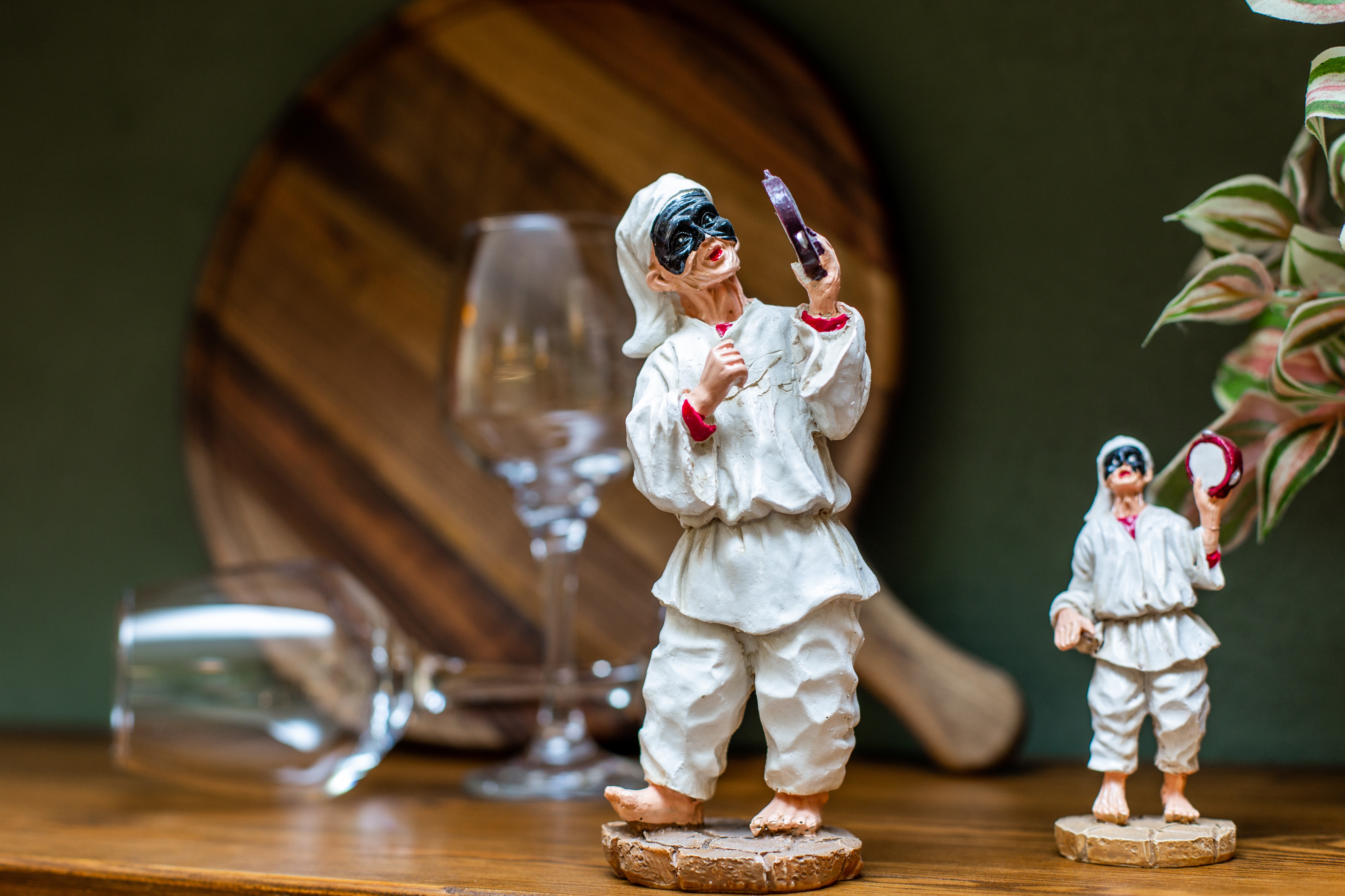 Traditionel Pulcinella-maske fra Napoli - et farverigt souvenir og symbol på den napolitanske teaterkultur