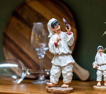 Traditionel Pulcinella-maske fra Napoli - et farverigt souvenir og symbol på den napolitanske teaterkultur