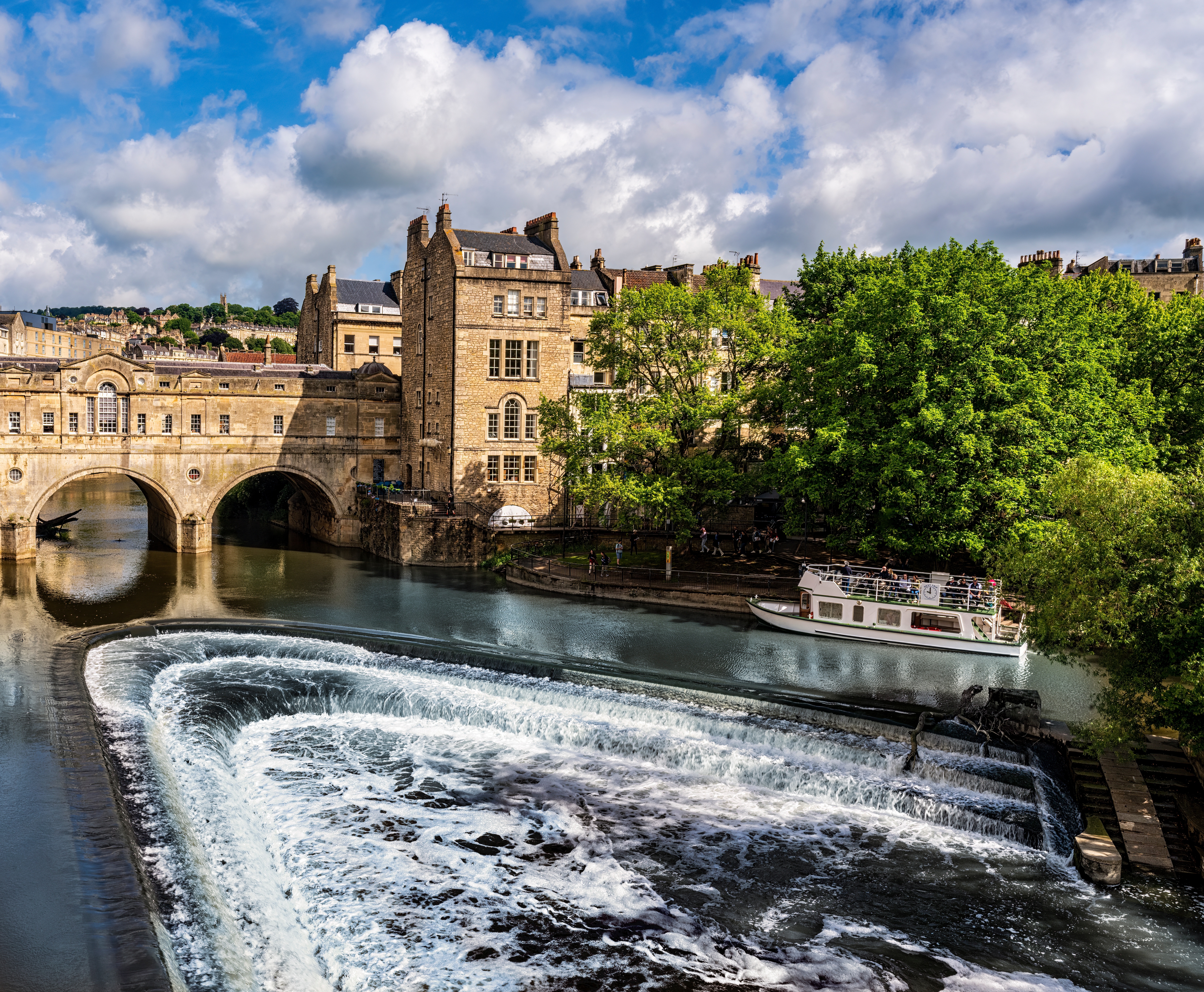 Historisk Pulteney Bridge over floden Avon i Bath England med georgisk arkitektur
