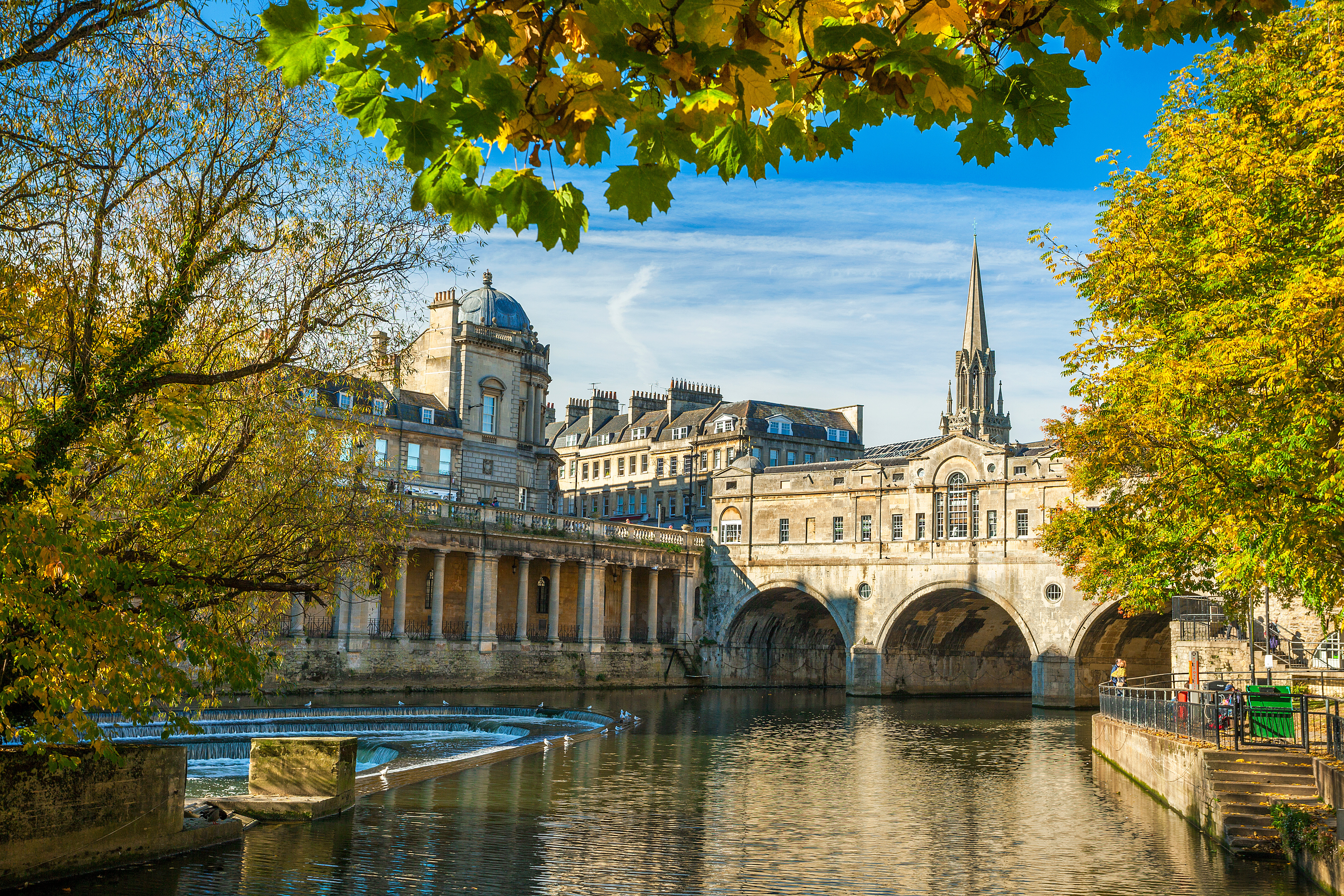 Den historiske Pulteney Bro med butikker på begge sider spænder over floden Avon i den UNESCO-listede by Bath, England