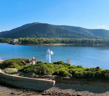 Luftfoto af Punta Licosa fyrtårn på en lille ø ved solnedgang langs Cilento-kysten i Italien