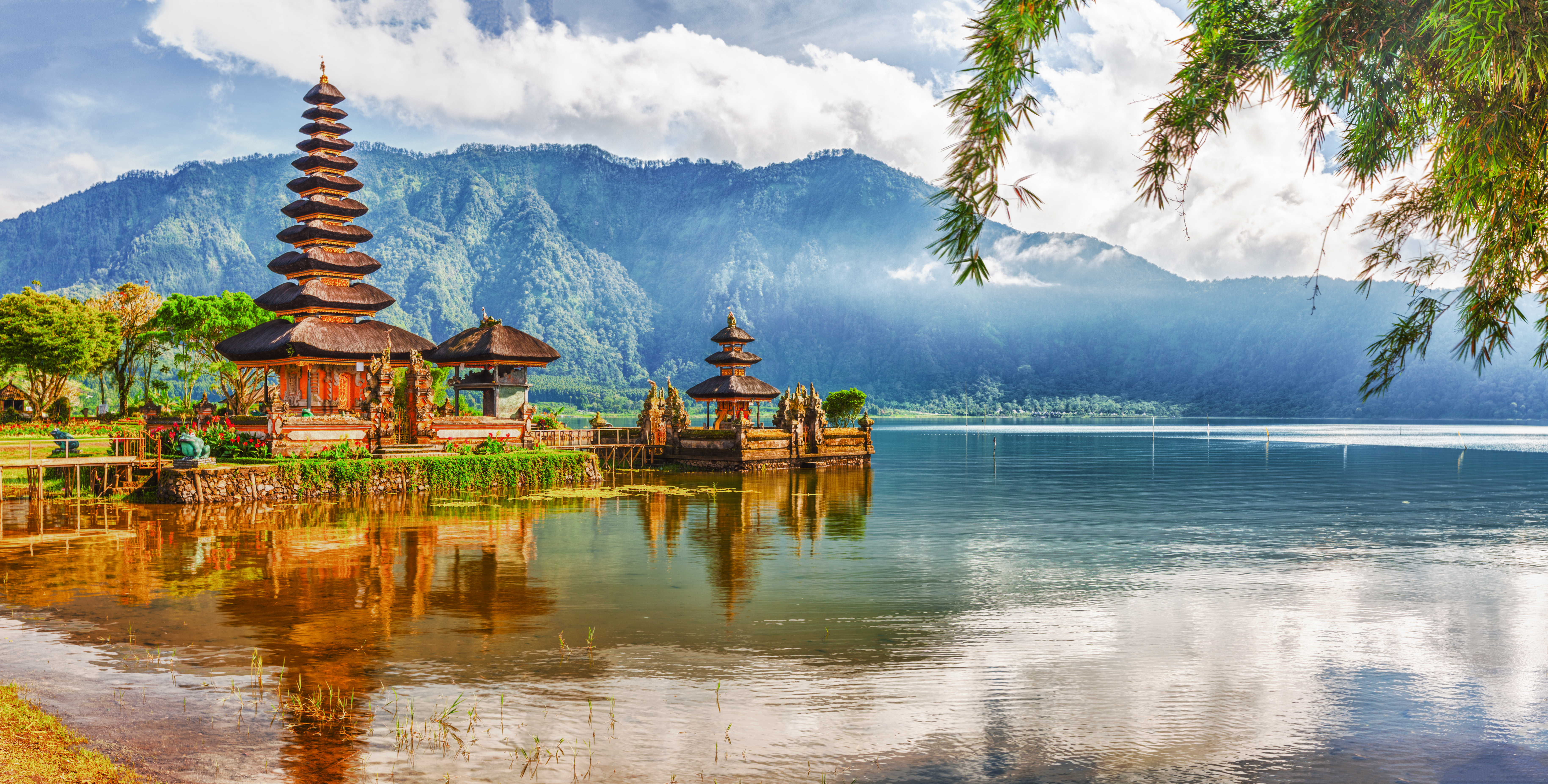 Smukke Pura Ulun Danu tempel ved Beratan søen med bjerge på Bali