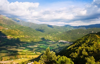 Betagende udsigt over en frodig grøn bjergdal i Pyrenæerne, Aragonien i Spanien, perfekt til naturelskere og vandrere