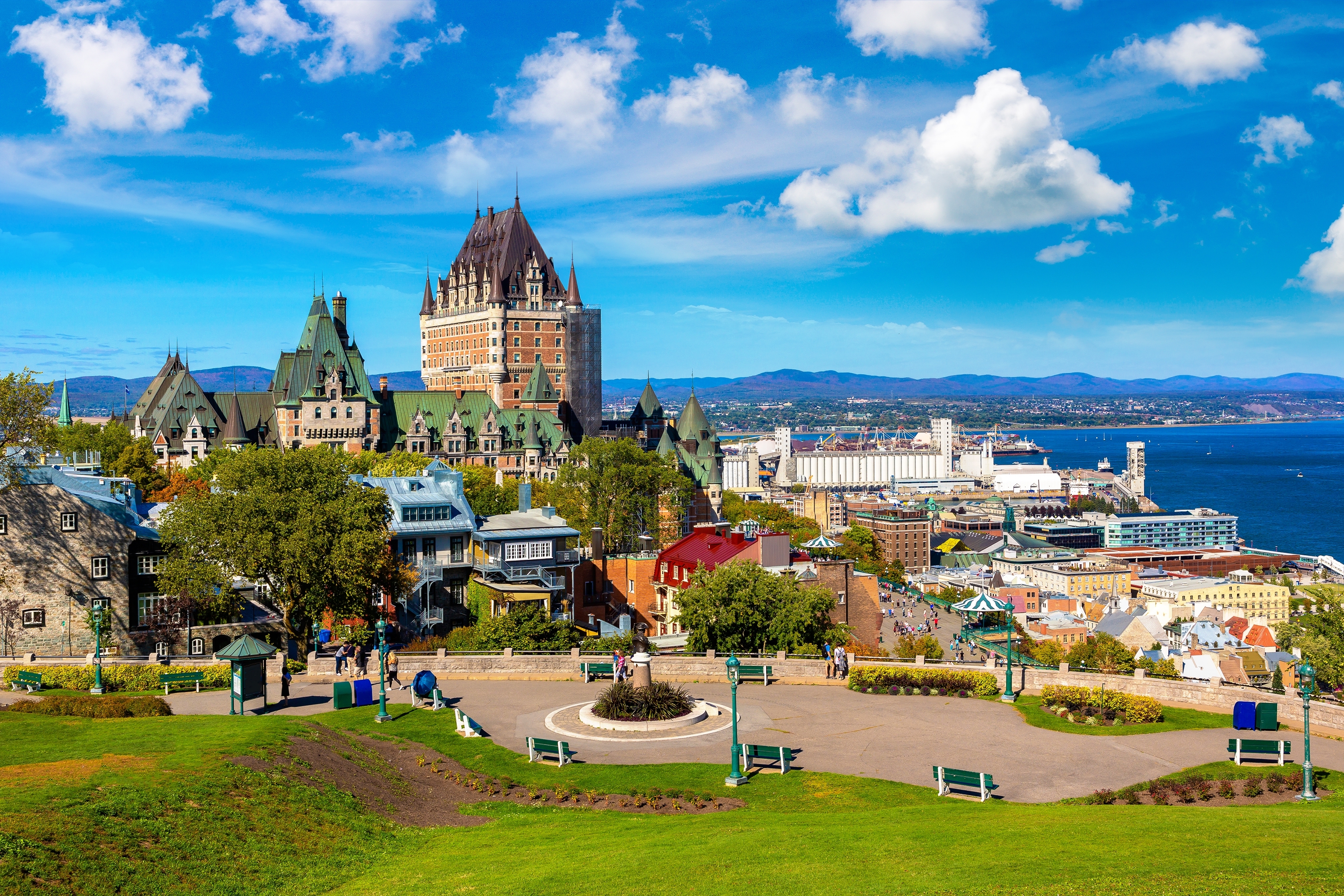 Historiske Château Frontenac slot hotel med udsigt over Quebec City og Sankt Lawrence floden i Canada