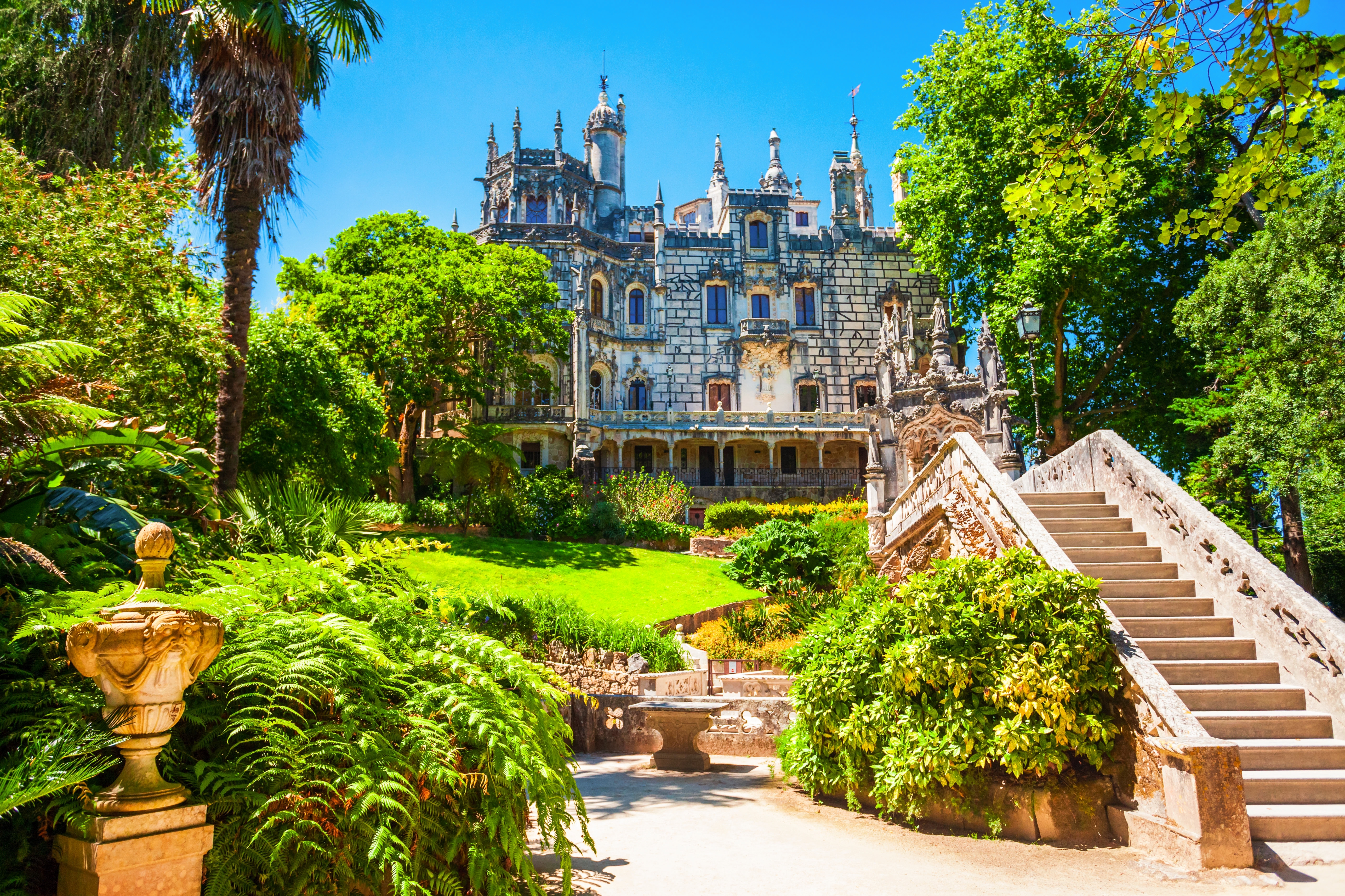 Det imponerende gotiske palads Quinta da Regaleira i Sintra, Portugal - et UNESCO verdensarvssted med fortryllende arkitektur, smukke tårne og frodige haver nær Lissabon