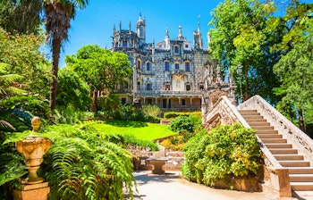 Det imponerende gotiske palads Quinta da Regaleira i Sintra, Portugal - et UNESCO verdensarvssted med fortryllende arkitektur, smukke tårne og frodige haver nær Lissabon