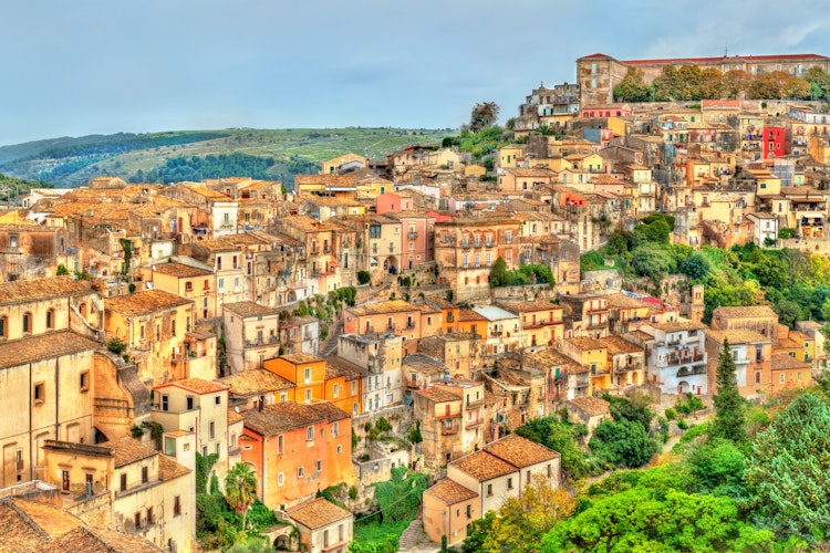 Panoramaudsigt over den historiske bydel Ragusa Ibla med barok katedral og traditionelle huse på siciliansk bakke