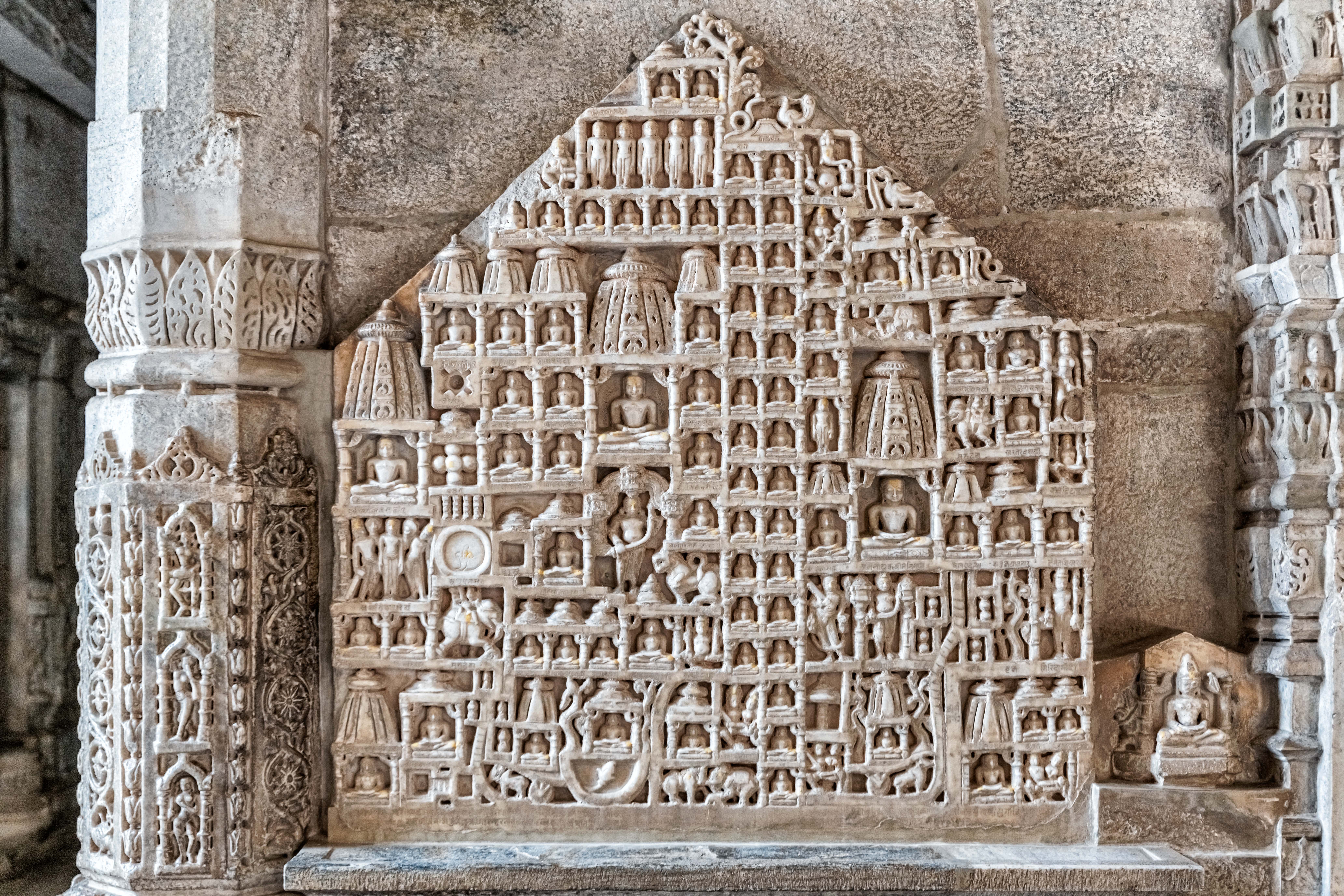 Detaljerede hvide marmorudskæringer og religiøse figurer i det berømte Ranakpur Jain-tempel i Rajasthan, Indien, kendt for sit exceptionelle håndværk