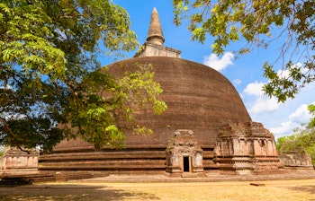 Den majestætiske Rankot Vihara stupa i den historiske by Polonnaruwa, Sri Lanka - et UNESCO verdensarvssted omgivet af frodig natur