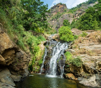 Det smukke Ravana vandfald på 25 meter i Ella, Sri Lanka, omgivet af frodig tropisk jungle og klipper