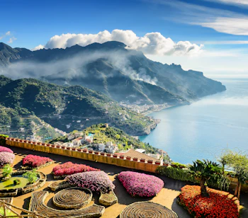 Betagende udsigt over Amalfi-kysten fra Ravello med det azurblå Middelhav og grønne bjerge i Italien