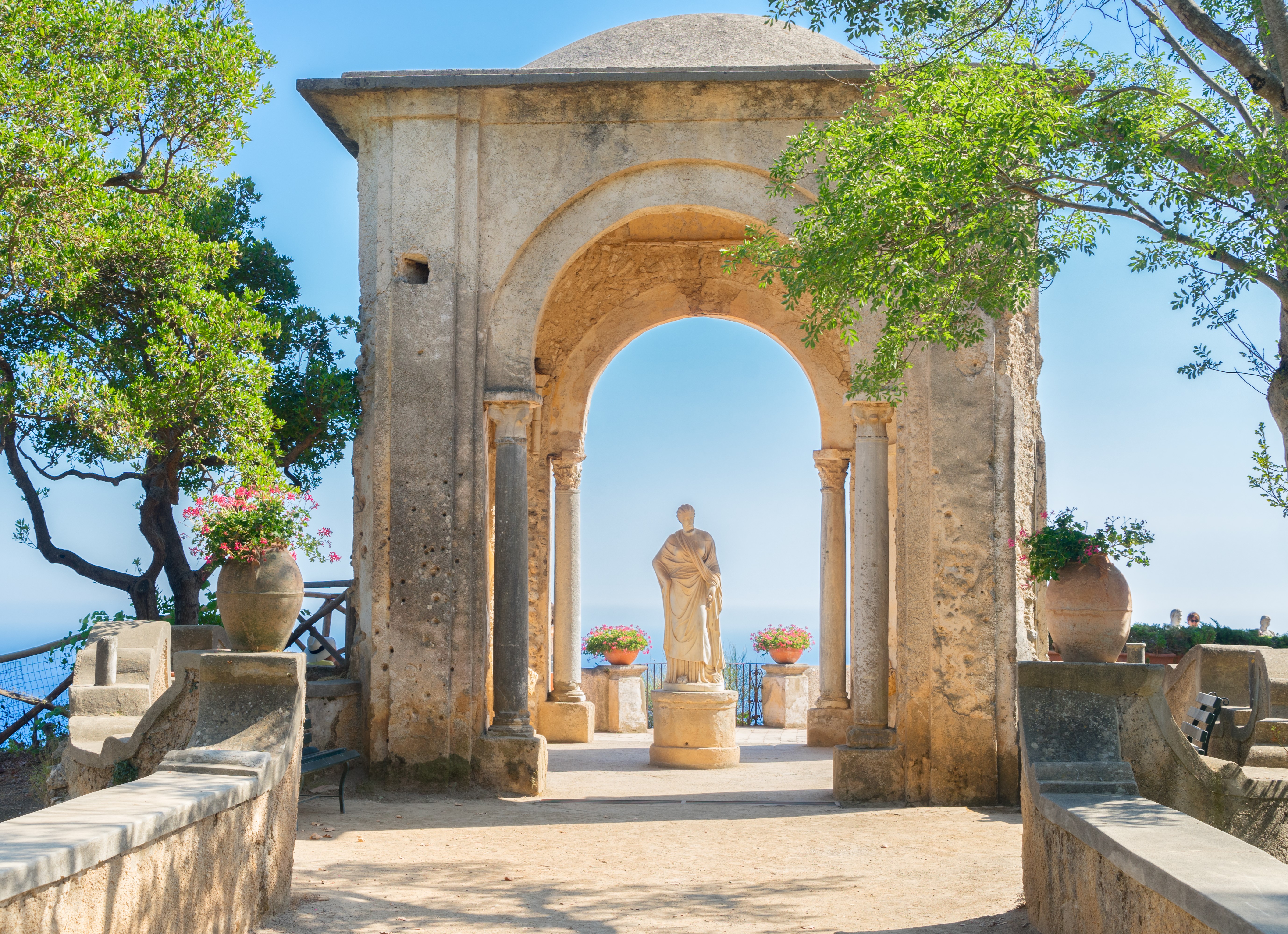 Betagende sommerudsigt fra en blomsterpryd terrasse i Ravello, med panorama over det azurblaa Middelhav og Amalfkystens dramatiske klippelandskab - et af Italiens mest besogte rejsemaal