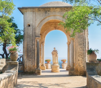 Betagende sommerudsigt fra en blomsterpryd terrasse i Ravello, med panorama over det azurblaa Middelhav og Amalfkystens dramatiske klippelandskab - et af Italiens mest besogte rejsemaal