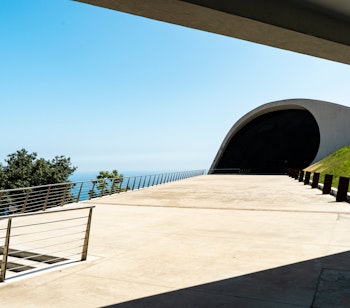 Det moderne auditorium i Ravello med spektakulær havudsigt over Amalfikysten i Italien