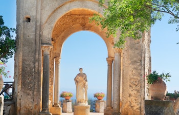 Betagende udsigt fra en blomsterfyldt terrasse i Ravello med panorama over Amalfikysten og Middelhavet