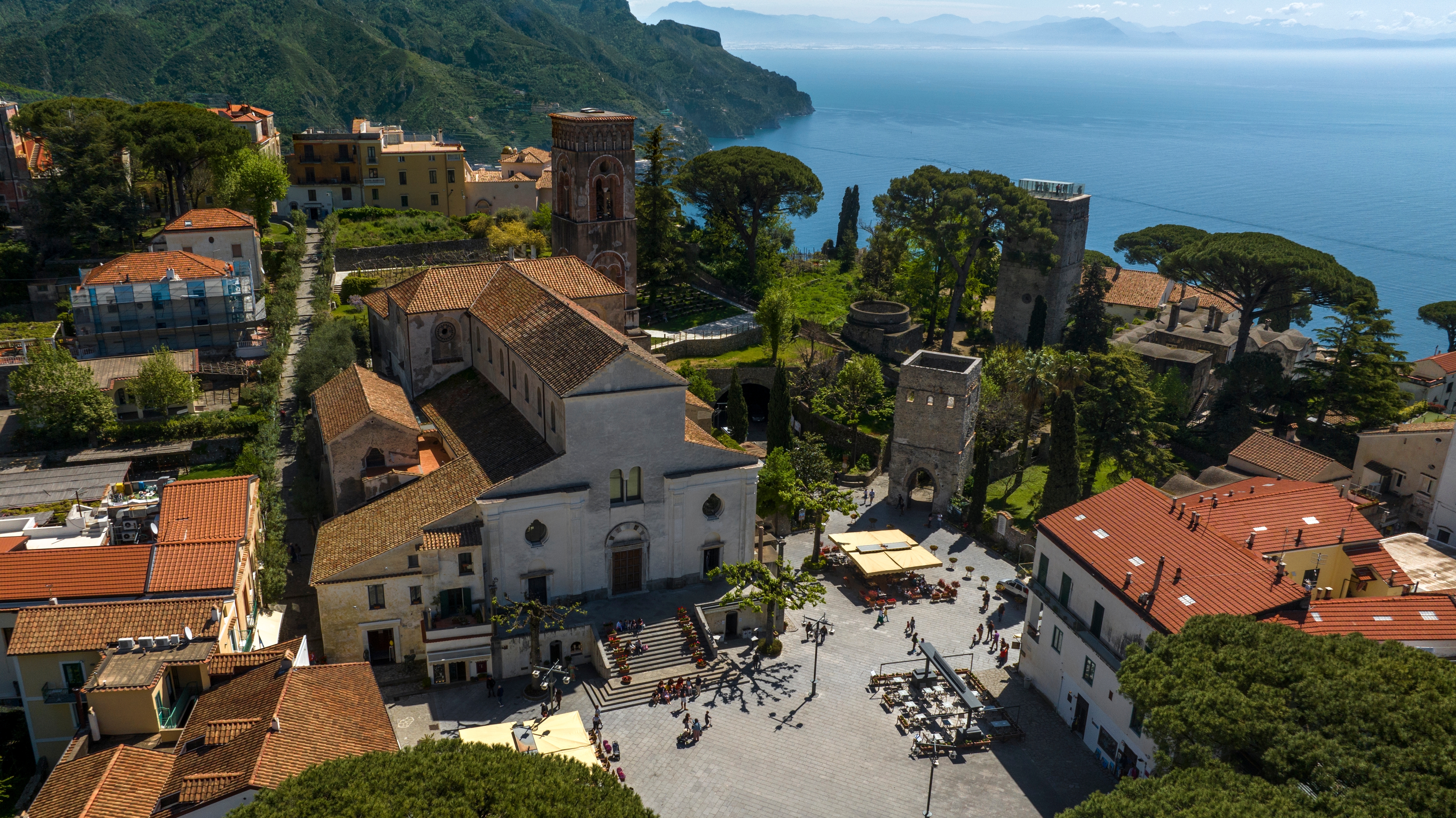 Luftfoto af det historiske Ravello med kirke og torv ved Amalfikysten i Italien