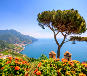 Betagende panoramaudsigt over Amalfikysten fra Ravello i Italien med azurblåt Middelhav og grønne klippekyster