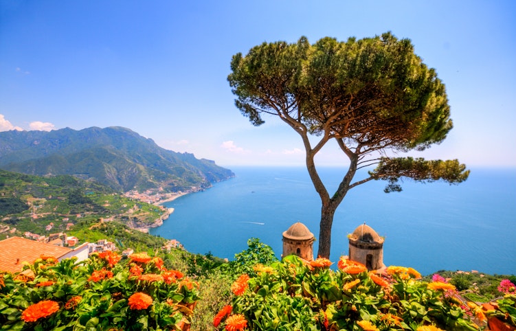 Betagende panoramaudsigt over Amalfikysten fra Ravello i Italien med azurblåt Middelhav og grønne klippekyster