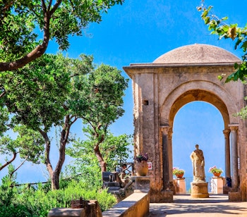 Terrassen af Uendelighed ved Villa Cimbrone i Ravello med betagende udsigt over Amalfikysten og det azurblå Middelhav