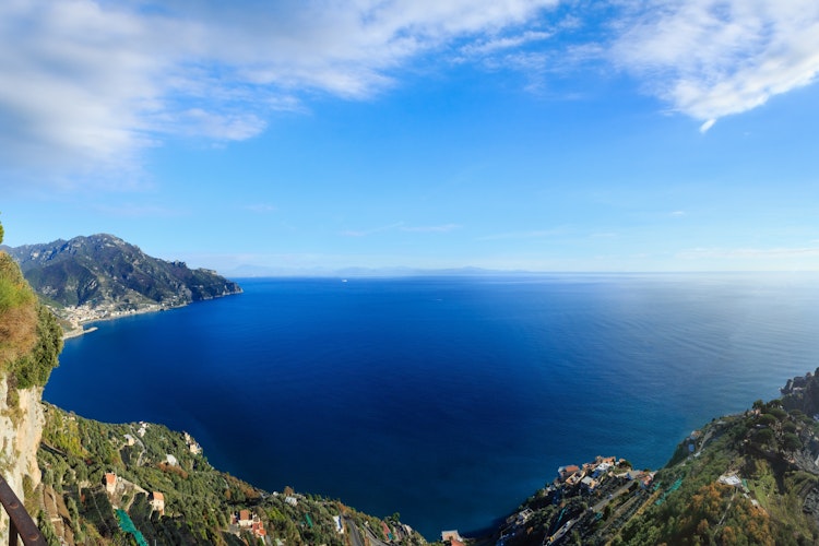Betagende havudsigt fra Villa Cimbrones berømte terrasse i Ravello på Amalfikysten med antikke statuer og solstrejf over Middelhavet