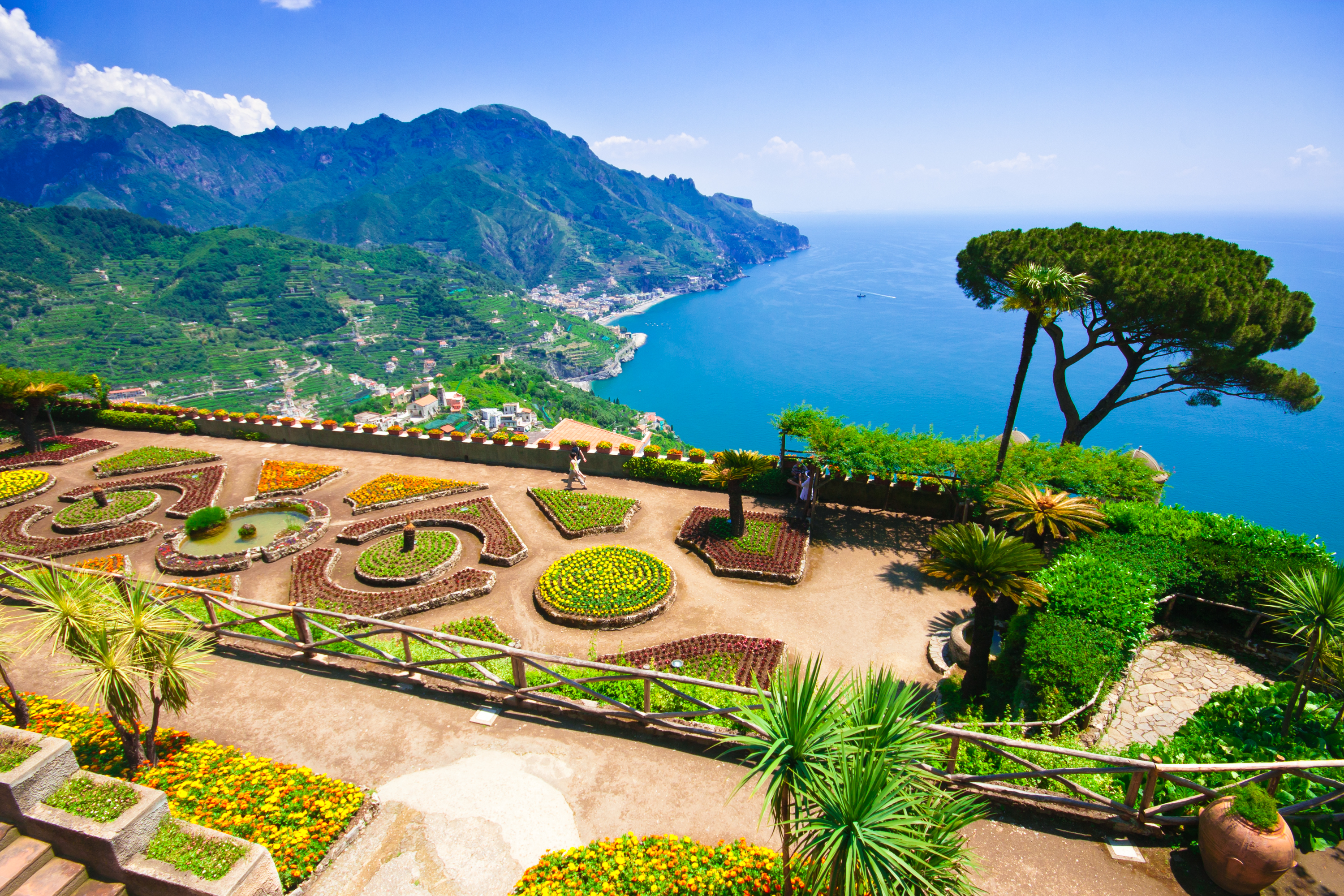 Betagende udsigt fra Villa Rufolo i Ravello med smukke terrassehaver, karakteristiske pinjetræer og panorama over Amalfis azurblå kystlinje i Campania, Italien