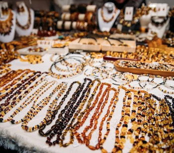 Farverige ravsmykker og ravperler udstillet på et traditionelt marked i Tallinn, Estland - populære souvenirs fra Baltikum