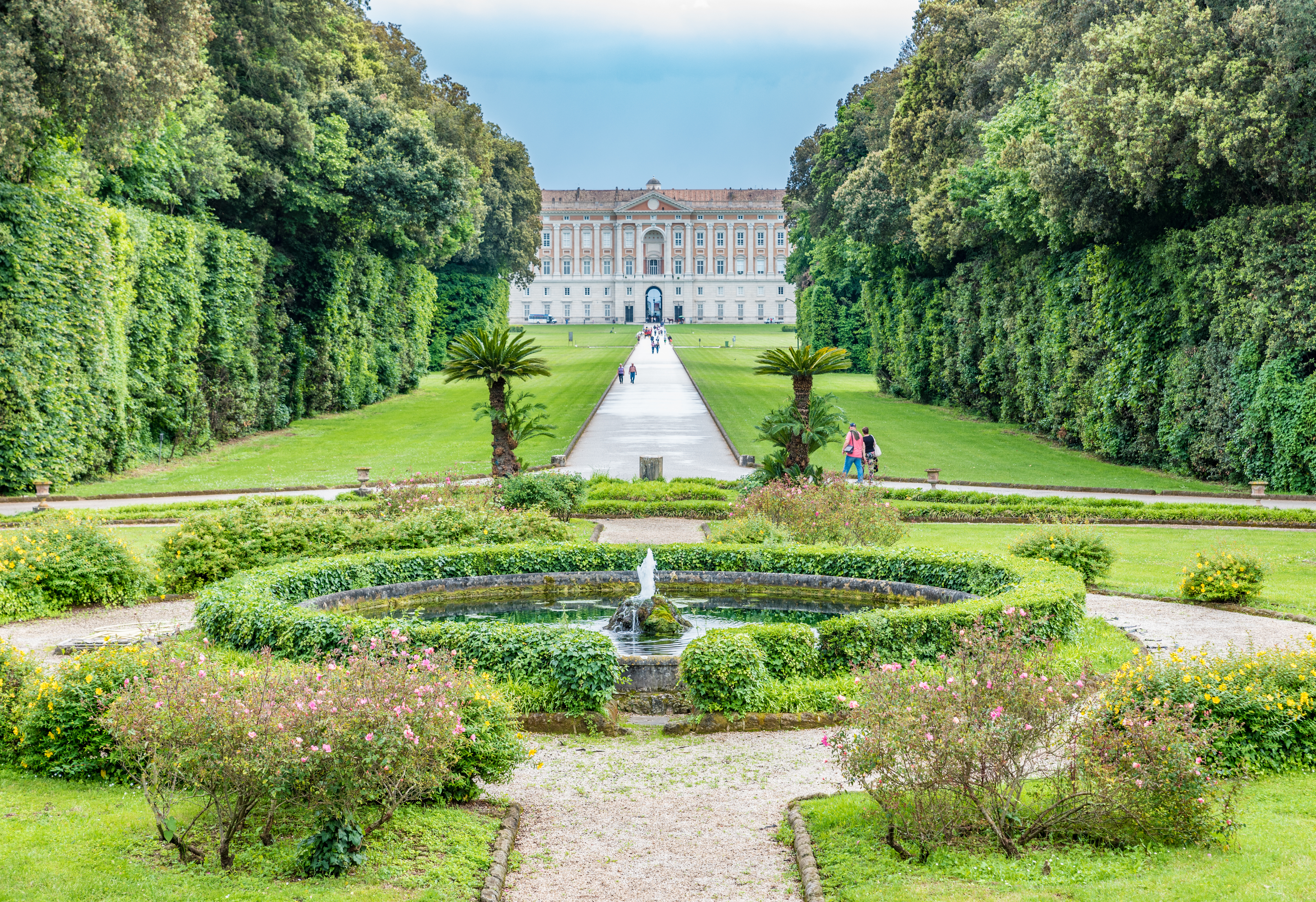De storslåede formelle haver ved Kongeslottet i Caserta (Reggia di Caserta) i Syditalien med springvand, klippede hække og en lang allé der fører op til det prægtige barokpalads