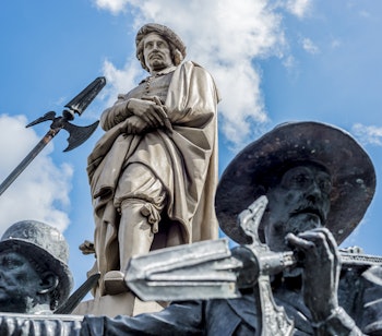Historisk statue af maleren Rembrandt van Rijn på Rembrandtplein i Amsterdam - et mindesmærke for den berømte kunstner fra Hollands Gyldne Tidsalder