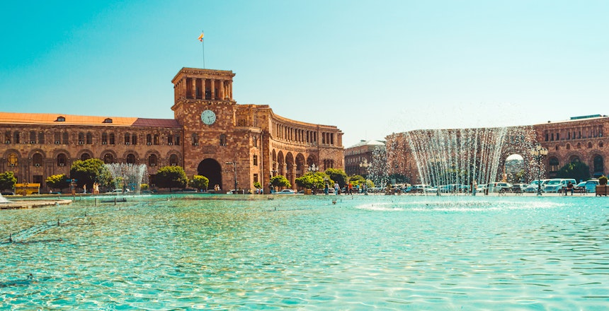 Republikpladsen i Jerevan med smukke dansende springvand og ikoniske regeringsbygninger i neoklassisk armenisk arkitektur på en solrig efterårsdag