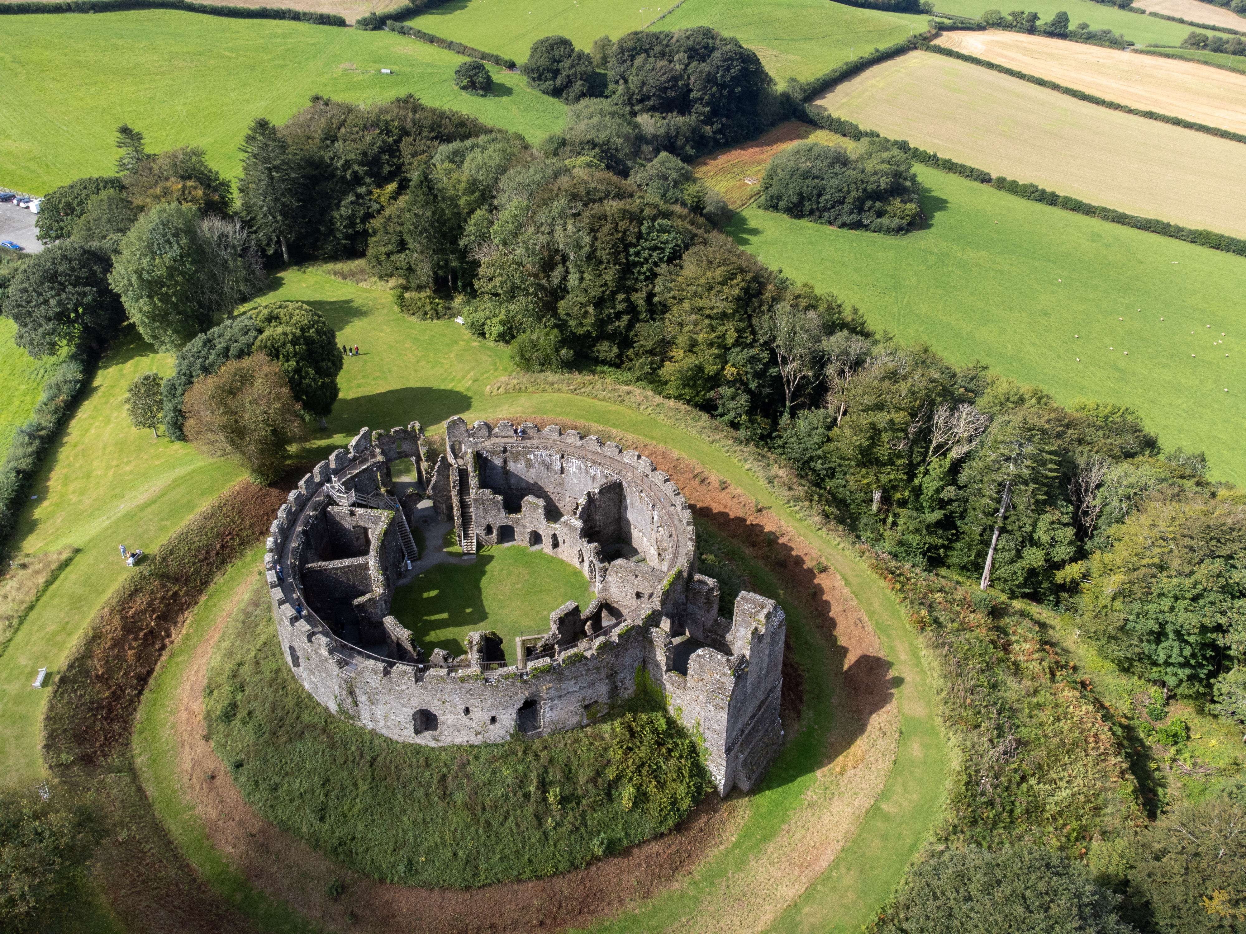 Historisk luftfoto af Restormel slottet i Cornwall, England - en cirkulær middelalderfæstning fra 1200-tallet