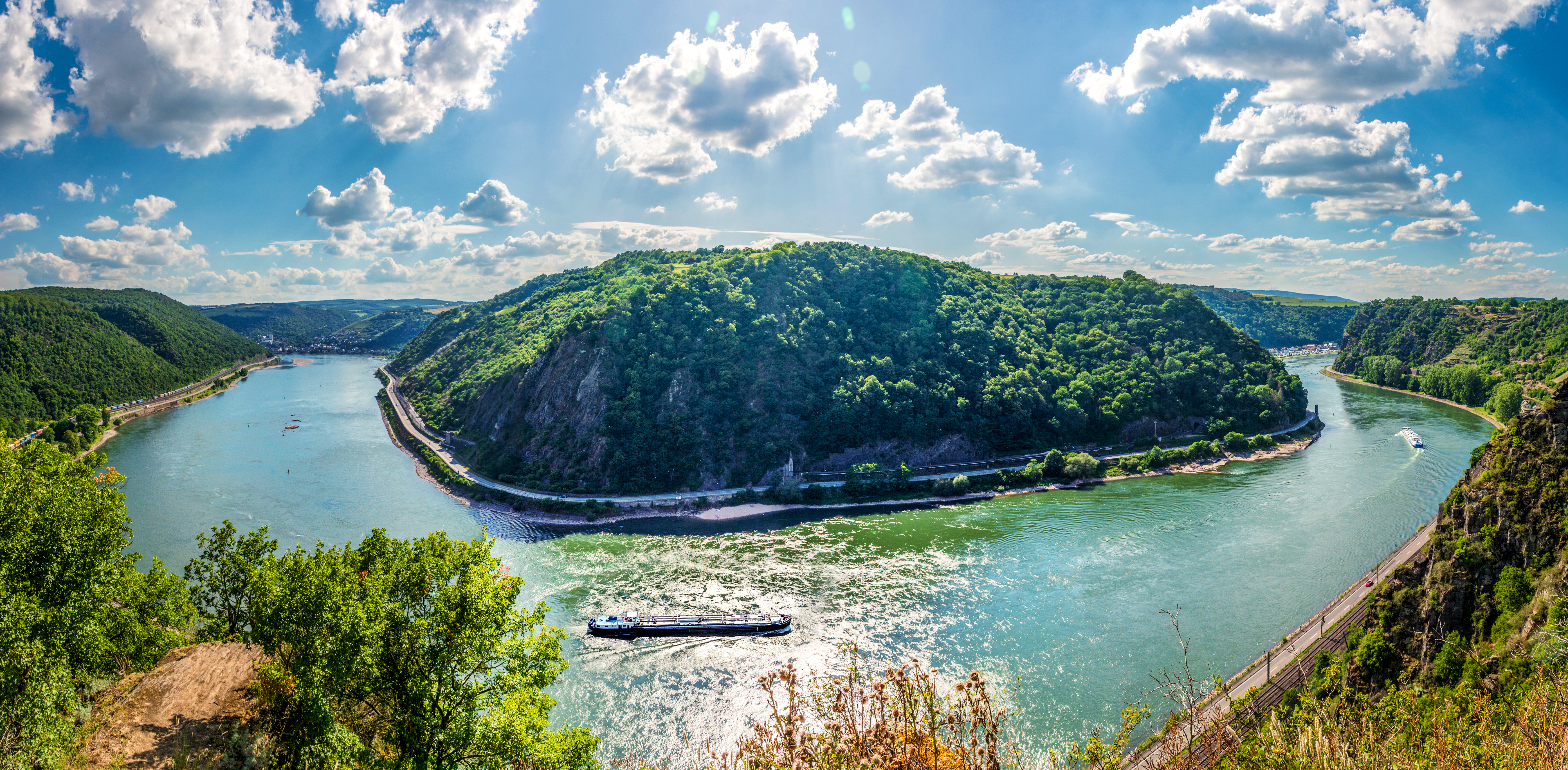 Panoramaudsigt over Rhinen-floden og den berømte Loreley-klippe set fra Felsenkanzel udsigtspunkt på Rheinsteig-ruten i Rhinland-Pfalz, Tyskland