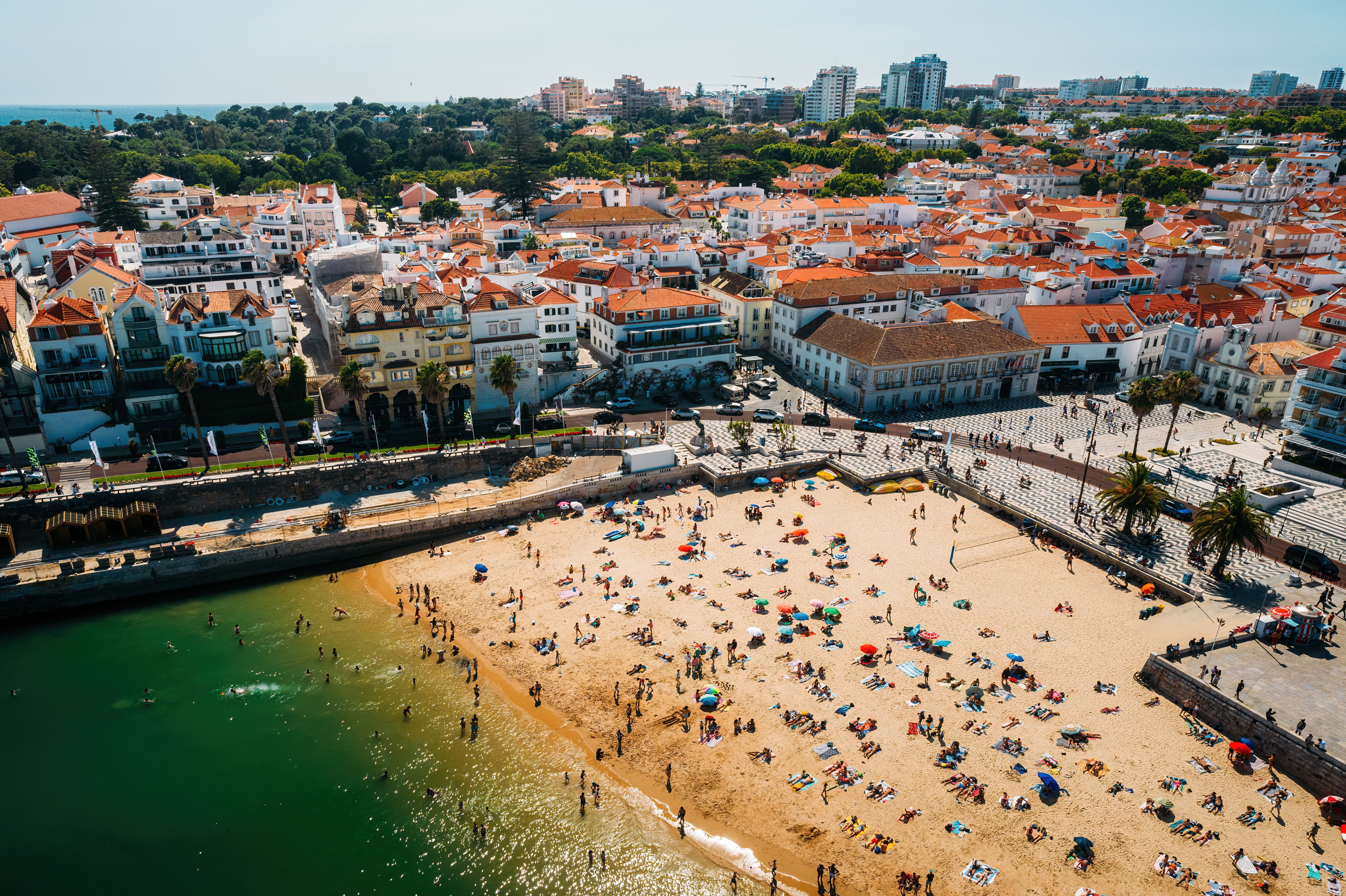 Luftfoto af den charmerende Ribeira-strand og det historiske centrum i Cascais, Portugal