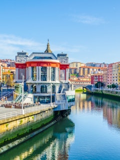 Det farverige Ribera-marked ved Nervion-floden i Bilbao med traditionel baskisk arkitektur og smukke vandfront
