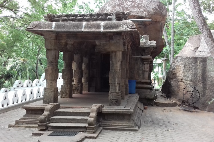 Det historiske Sølv Tempel (Ridee Viharaya) i Sri Lanka med imponerende stenarkitektur og detaljerede udskæringer, der viser traditionelt buddhistisk tempeldesign