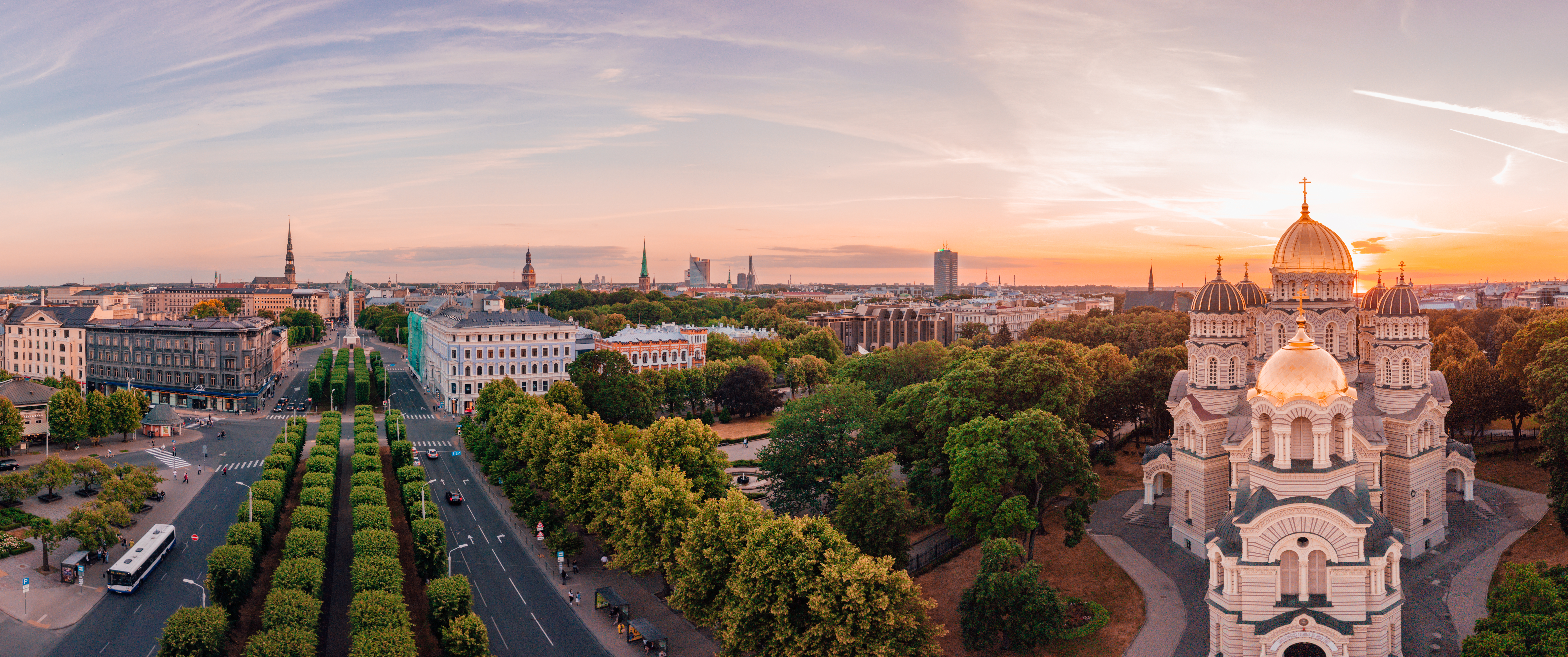 Luftfoto af Rigas ortodokse katedral med gyldne kupler ved solnedgang i Letland