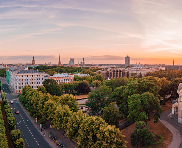 Luftfoto af Rigas ortodokse katedral med gyldne kupler ved solnedgang i Letland