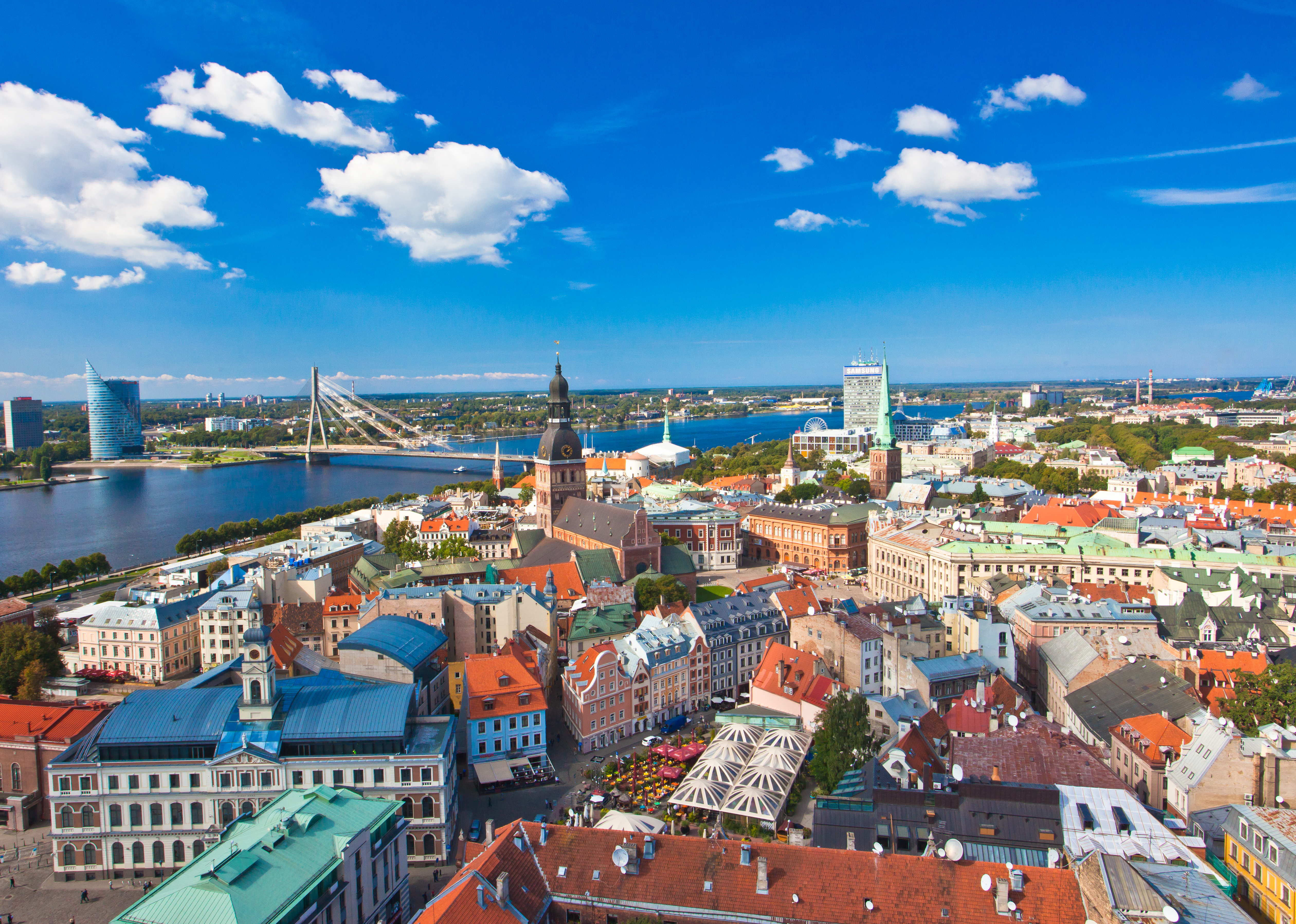 Betagende panoramaudsigt over Rigas historiske bymidte med farverige tage og Daugava-floden set fra Skt. Peters Kirke i Letland