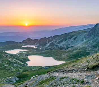 De syv Rila søer ved solopgang i Bulgariens nationalpark med bjergspejlinger