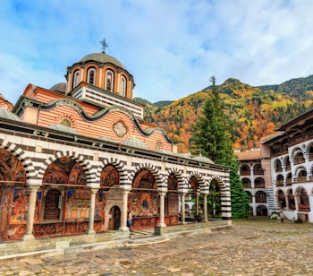 Rila Kloster i Bulgarien med farverige efterårsbjerge og ortodoks arkitektur