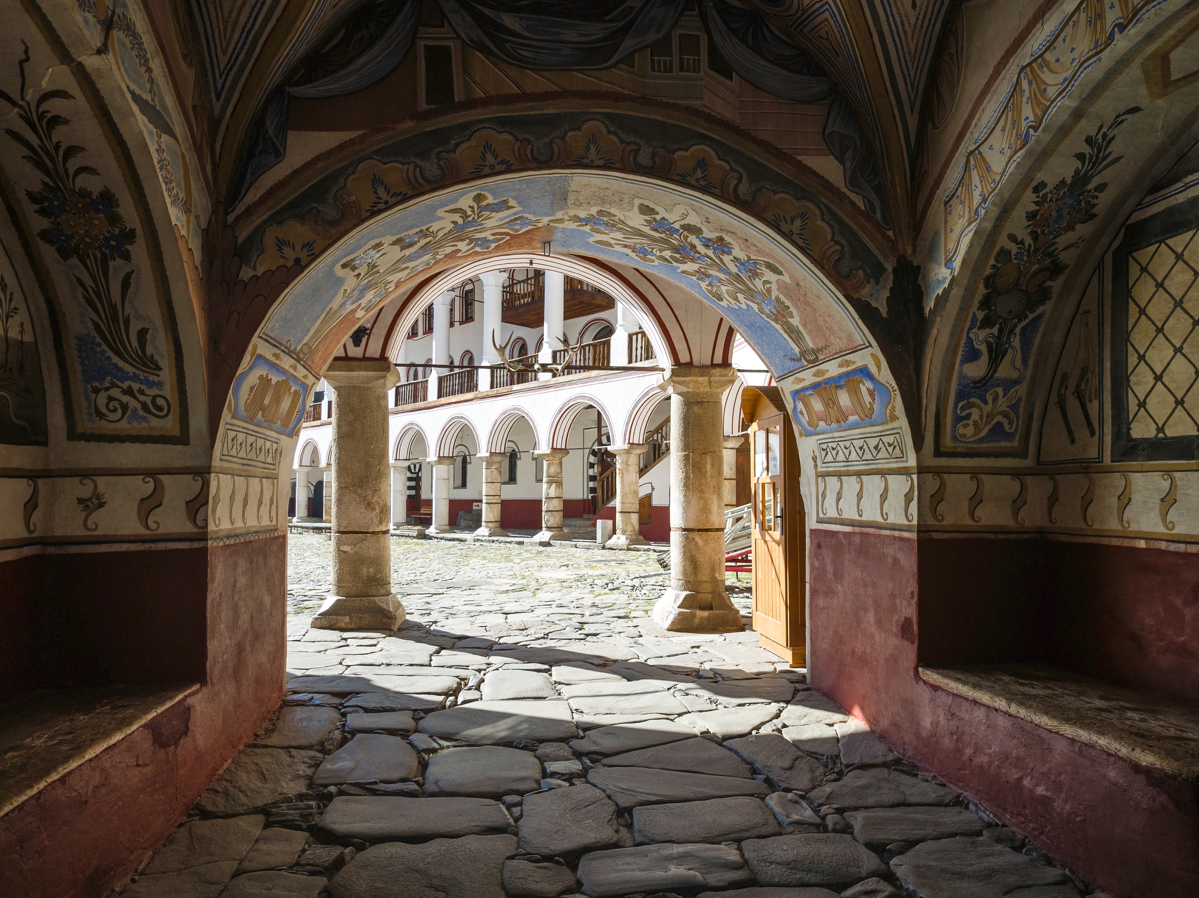 Rila Kloster i Bulgarien med smukke malede buer og ortodoks arkitektur