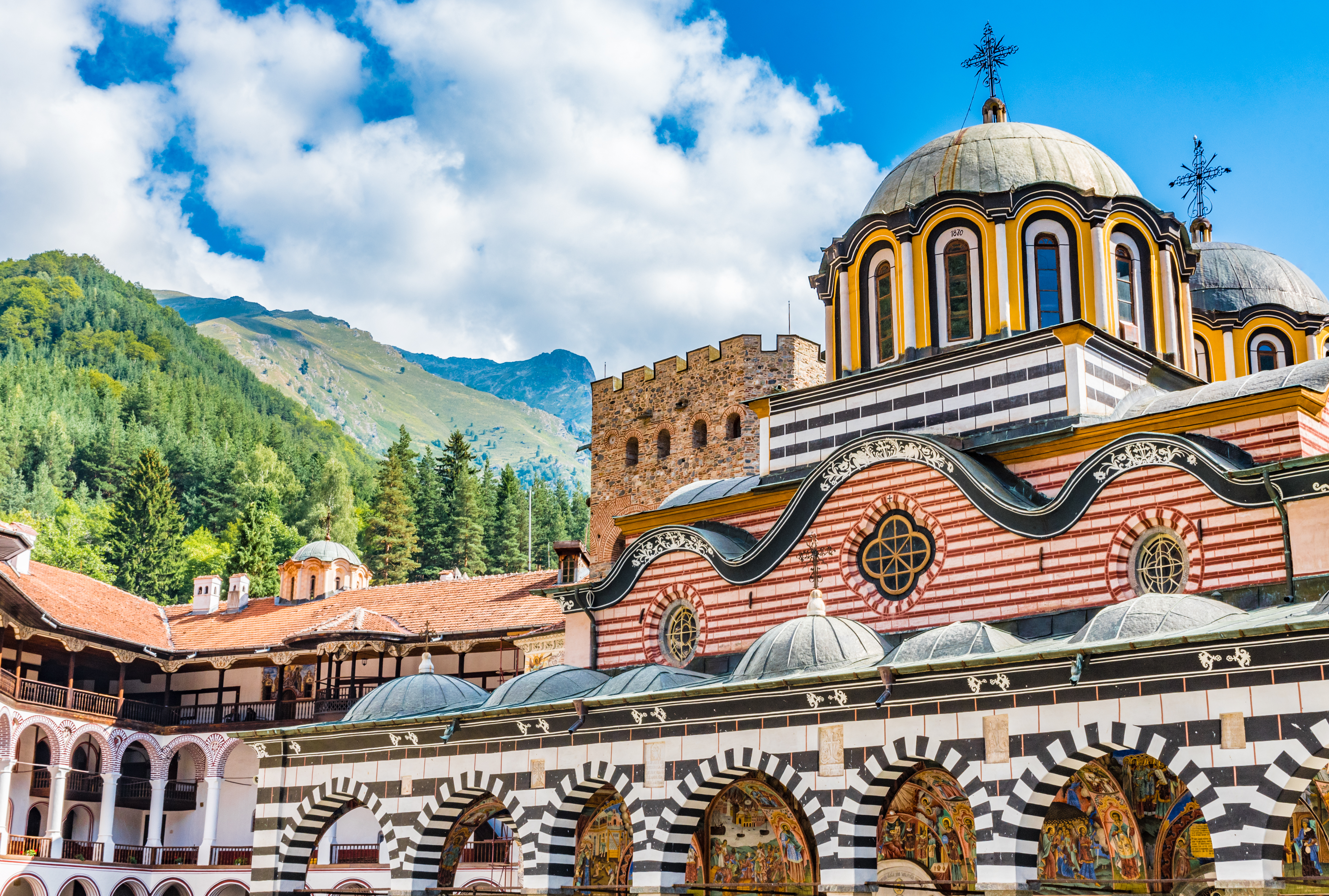 Historiske Rila Kloster med farvestrålende stribede mure og byzantinske kupler i de bulgarske bjerge