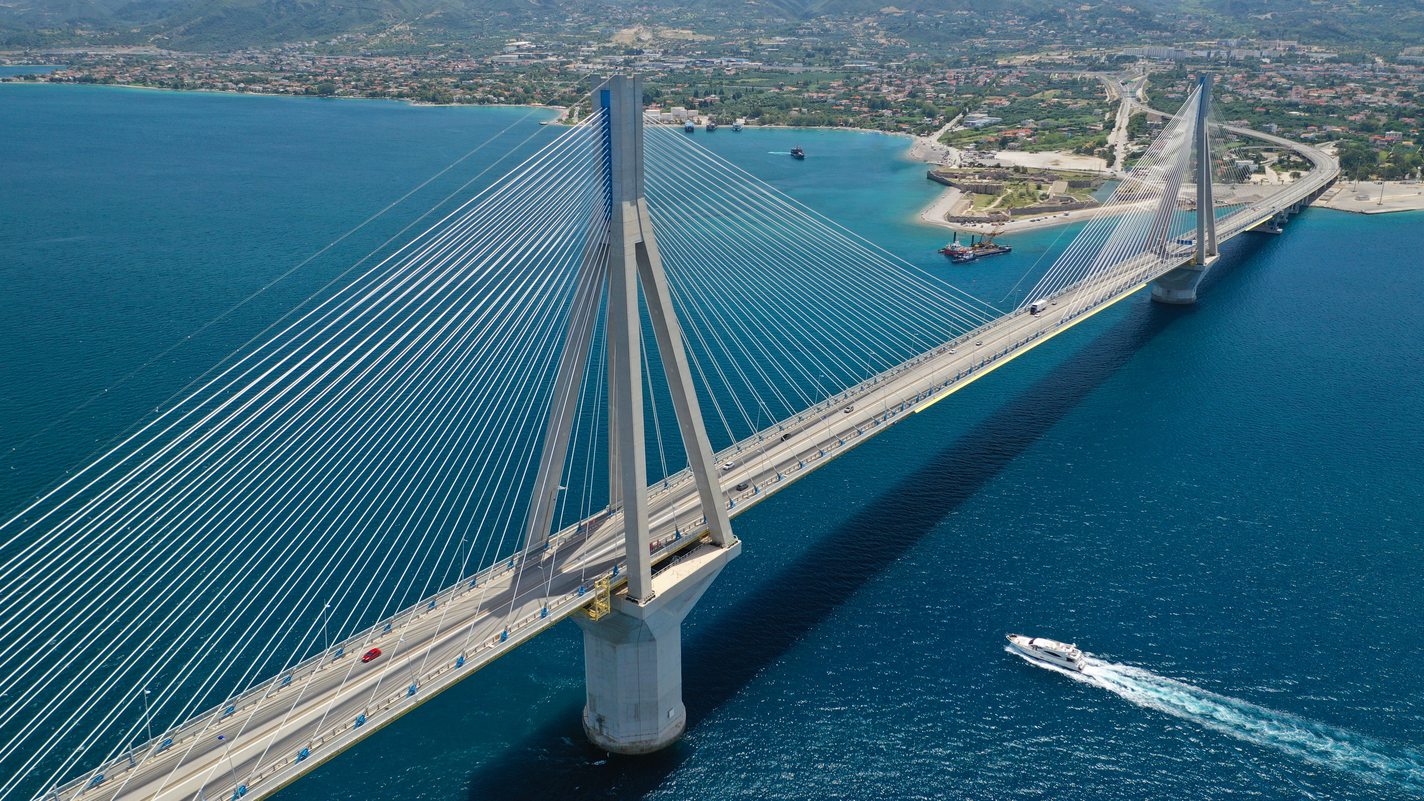 Luftfoto af den imponerende Rio-Antirio bro der forbinder fastlandet med Peloponnes over Corinthian-bugten i Grækenland