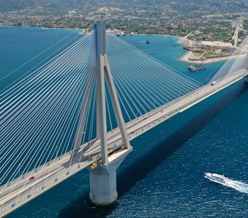 Luftfoto af den imponerende Rio-Antirio bro der forbinder fastlandet med Peloponnes over Corinthian-bugten i Grækenland