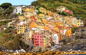 Farverige huse i Riomaggiore landsby ved kysten i Cinque Terre, Italien - UNESCO Verdensarvsområde med malerisk udsigt over Middelhavet