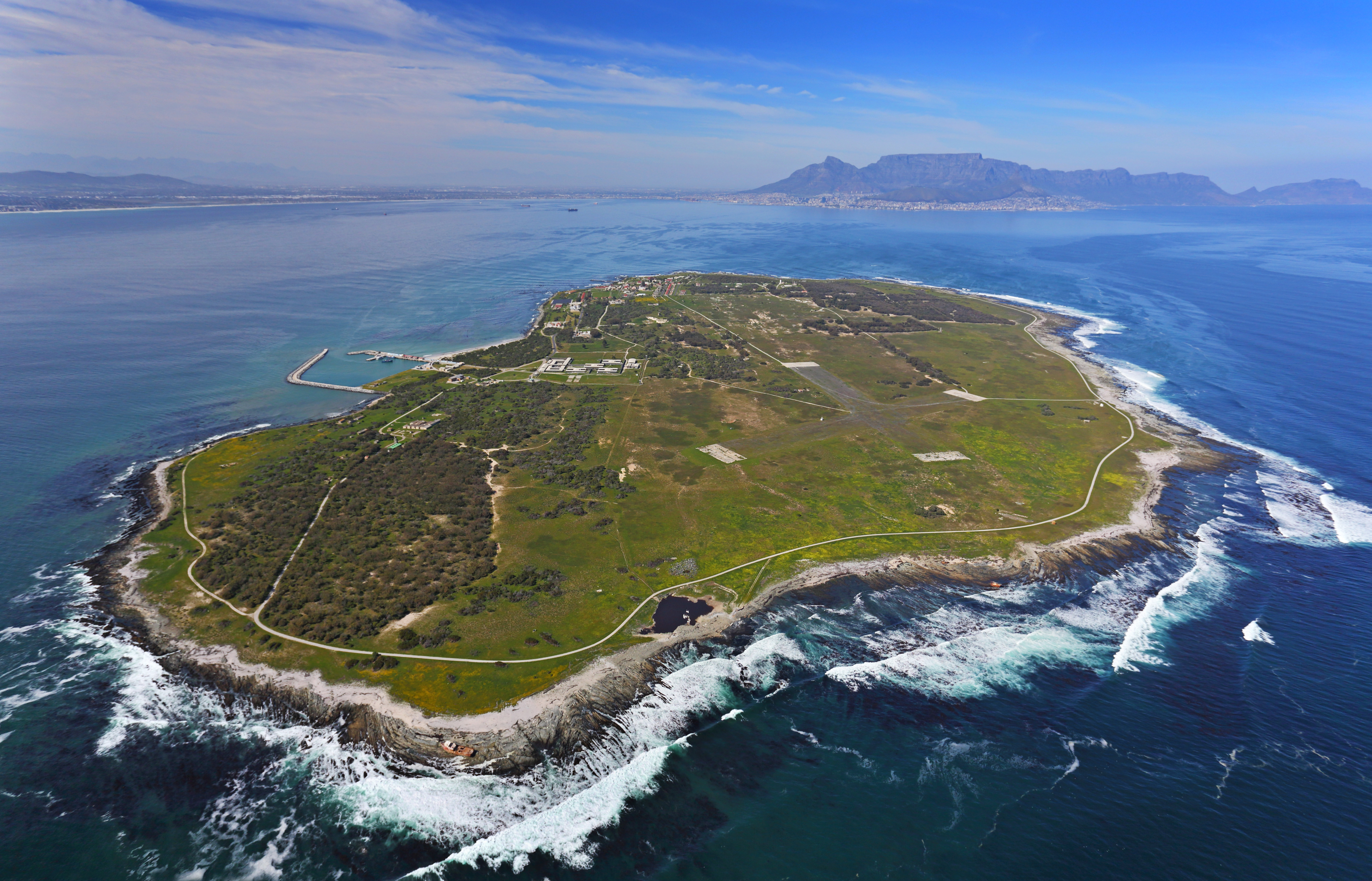 Luftfoto af Robben Island ud for Cape Town i Sydafrika, hvor Nelson Mandela sad fængslet i 18 år, omgivet af det turkisblå hav