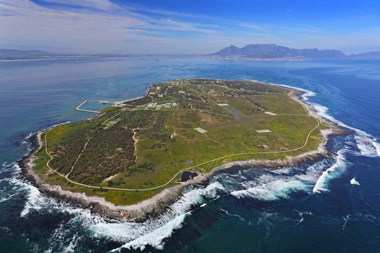 Luftfoto af Robben Island ud for Cape Town i Sydafrika, hvor Nelson Mandela sad fængslet i 18 år, omgivet af det turkisblå hav