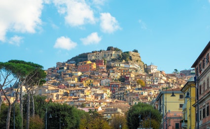 Malerisk udsigt over det historiske centrum i Rocca di Papa, en charmerende bjergby på skråningerne af Monte Cavo i Castelli Romani-området nær Rom, med traditionelle stenbygninger og terrakottafarvede tage