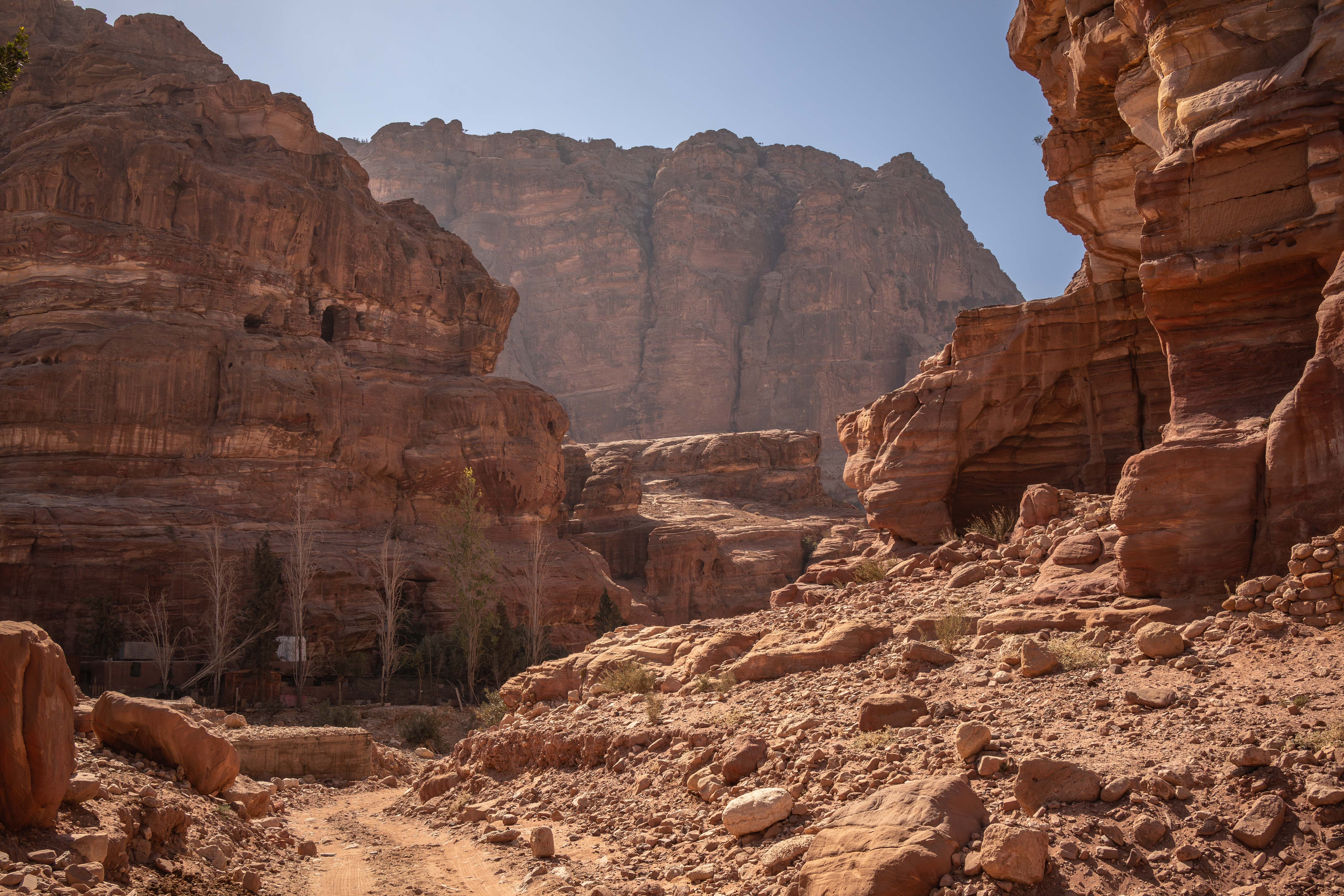 Røde sandstensklipper langs vandrerute i Petra UNESCO Verdensarvssted Jordan