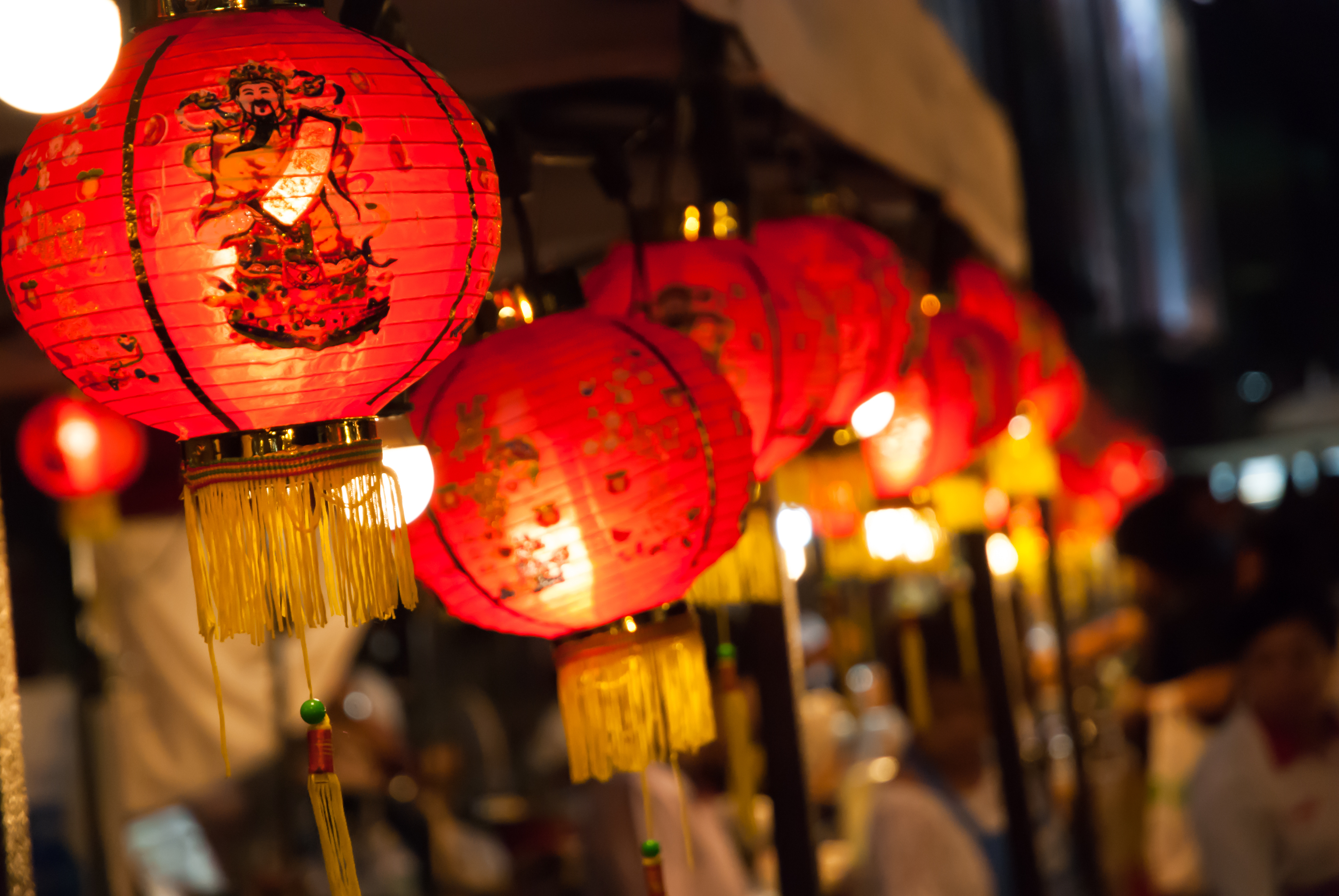 Røde kinesiske lygter oplyst om natten under asiatisk festival i Kina